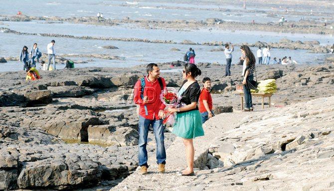 Two mid-day reporters posed as couple and travelled to a mall in Lower Parel, Worli, and Bandra Bandstand to test whether couples celebrating Valentine’s Day are targeted by Hindutva outfits. Pic/Shadab Khan