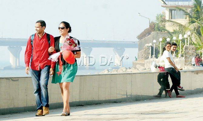 Two mid-day reporters posed as couple and travelled to a mall in Lower Parel, Worli, and Bandra Bandstand to test whether couples celebrating Valentine’s Day are targeted by Hindutva outfits. Pic/Shadab Khan