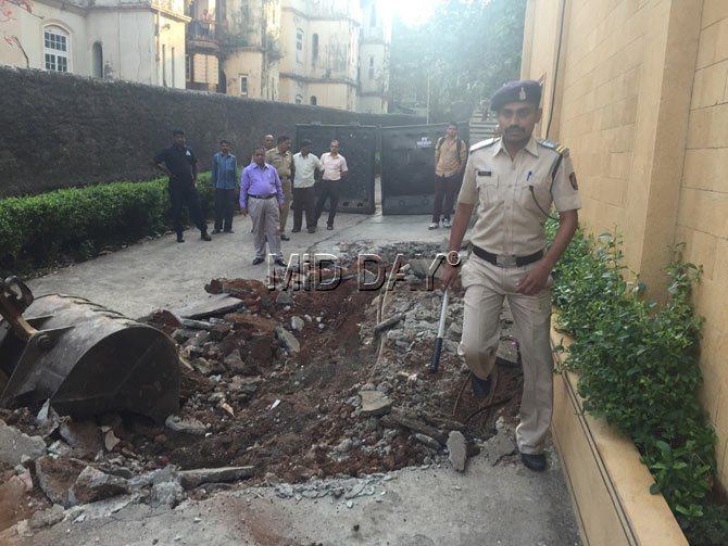 BMC demolishes illegal ramp outside Shah Rukh Khan