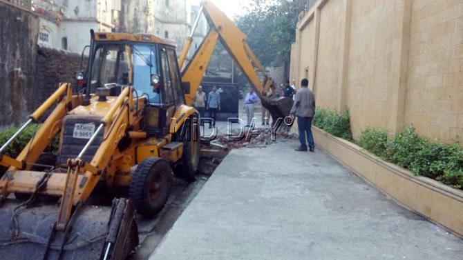 BMC demolishes illegal ramp outside Shah Rukh Khan