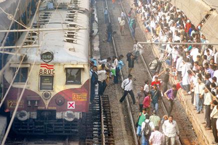 Train services resume on Central, Harbour Line albeit with delays