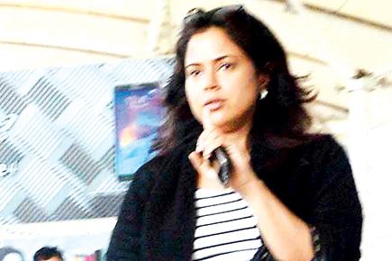 Was Sameera Reddy trying to hide her baby bump?
