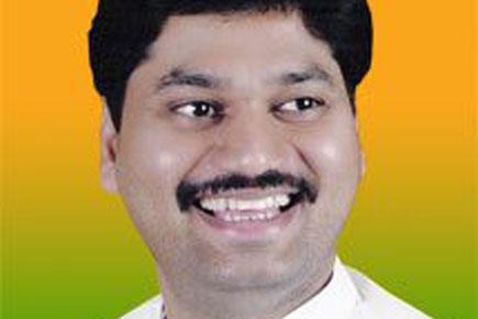 NCP leader Dhananjay Munde's car stoned in Maharashtra