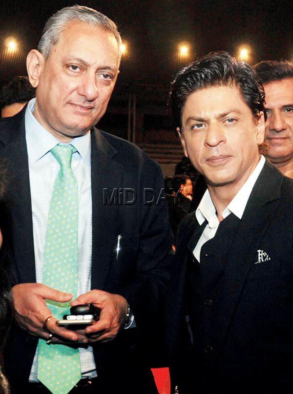 Shah Rukh Khan with Rakesh Maria at the event.
