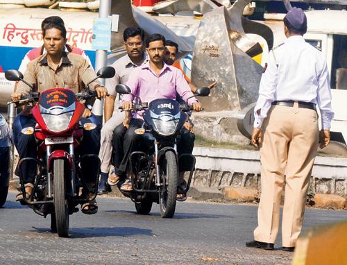 Mumbai traffic police, helmet-less riders