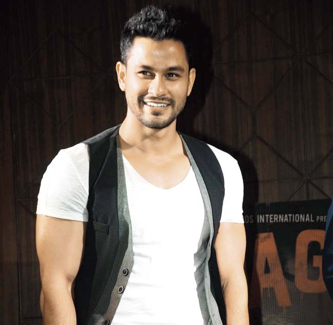 Producer Ravi Agarwal is alleging that actor Kunal Khemu (in pic) has taken Rs 21 lakh as signing amount, but is neither giving him dates to shoot for the film, nor returning the amount. File pic