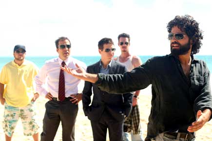'Entourage' cast films scenes on Golden Globes red carpet