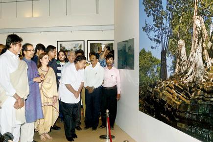 Amitabh Bachchan at Uddhav Thackeray's photography exhibition in SoBo