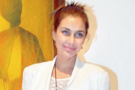 Lisa Ray spotted at an art exhibition in SoBo