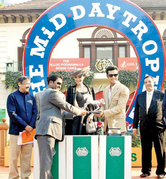 Actors Sonam Kapoor and Randeep Hooda (centre) present the mid-day Trophy to Speed King trainer Malesh Narredu as RWITC committee member Vivek Jain (extreme left) and mid-day Infomedia Ltd