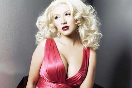 Christina Aguilera debuts baby picture online