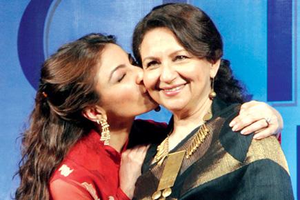 Soha Ali Khan lovingly kisses mom Sharmila Tagore