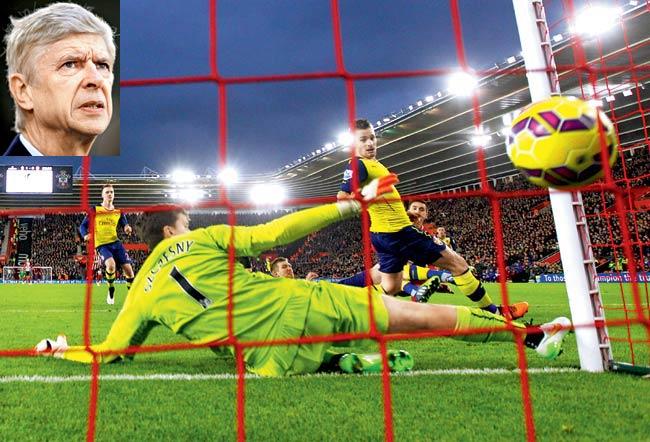 Dusan Tadic of Southampton scores past Arsenal goalkeeper Wojciech Szczesny at St Mary