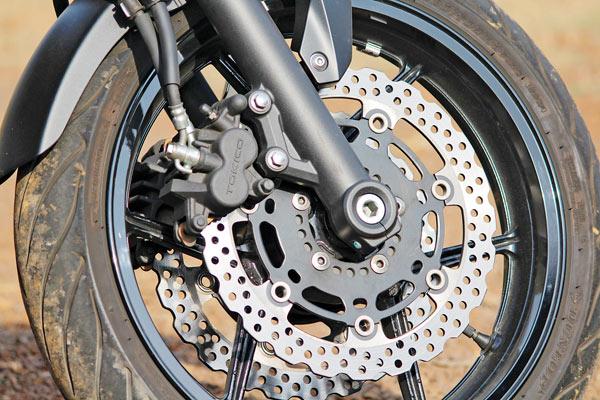 The powerful 300-mm twin front disc brakes endow the ER-6n with great braking power