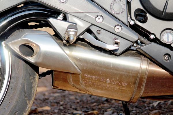 The underbelly exhaust is neatly tucked under the motorcycle’s body. The exhaust note isn’t too enticing