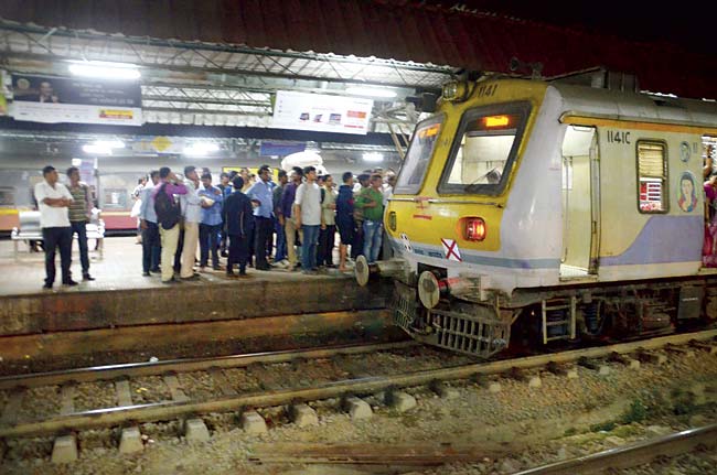 A crowd had gathered around the guard’s cabin since the train halted at Dombivli for nearly 20 minutes