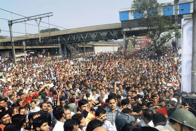 All it took was a broken pantograph to bring the lifeline of the city to a grinding halt. Livid passengers protested the break in services at Diva station with a rail roko, and the station became the epicentre of demonstrations. The crowd at Diva swelled to nearly a thousand and police had to be called in to control the situation, which worsened when RPF decided to lathicharge people. Pics/Sameer Markande and Shrikant Khuperkar