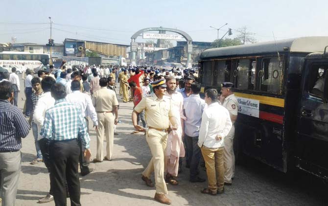 A mob gathered at Ghatkopar-Mankhurd road and blocked traffic in protest against the incident