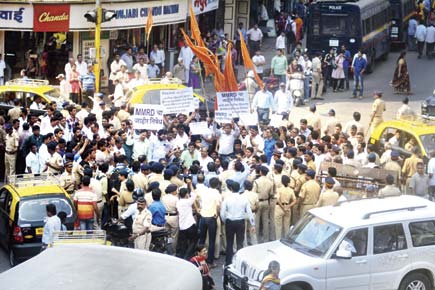 Shiv Sena protests in Girgaon against MMRDA's Metro Line-3