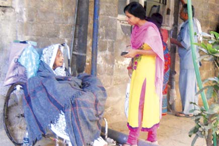 Mumbai: Abandoned by son, 85-year-old languishes in KEM compound