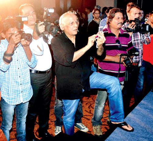 Mahesh Bhatt was spotted among the photographers, capturing the stars in action