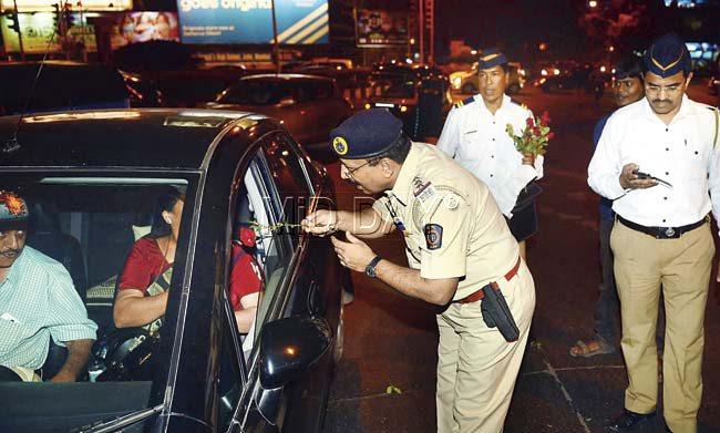 Some lucky drivers got roses on New Year’s Eve as part of the Mumbai traffic police’s drive to reward sober drivers and reinforce their good behaviour. Pic/Sayed Sameer Abedi