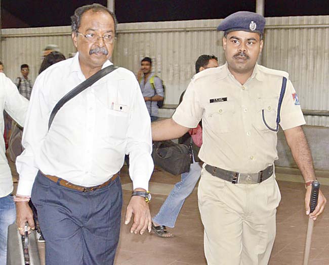 Namdeo Sutake (left) being taken away by an RPF officer at Dombivli station on Saturday night