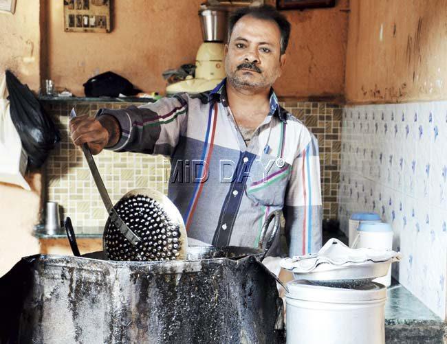 42-year-old Prem Tejumal Gurudasani works at a tea stall in Ambernath. Pic/Bhupen Patel