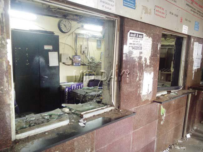 The angry mob damaged ATVM machines, ticket counters and property at Diva railway station yesterday. Pics/Ankoor Anvekar