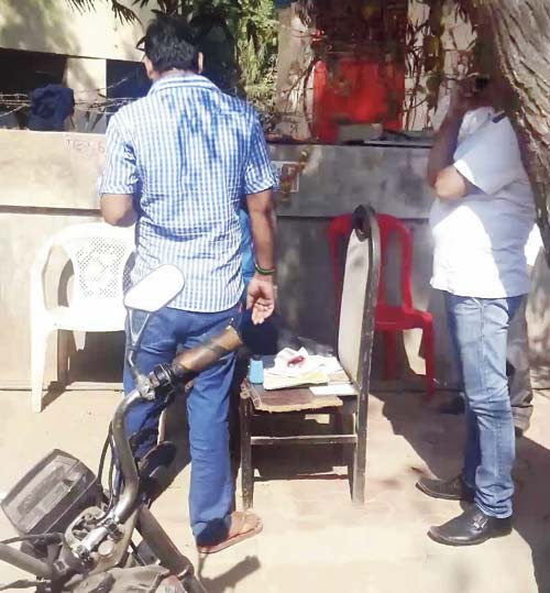 My chair is my office: An agent’s makeshift office outside the Andheri RTO