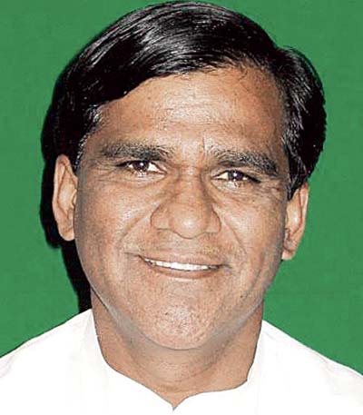 Raosaheb Danve denied reporters the opportunity to ask questions of Pravin Darekar and the three other new entrants