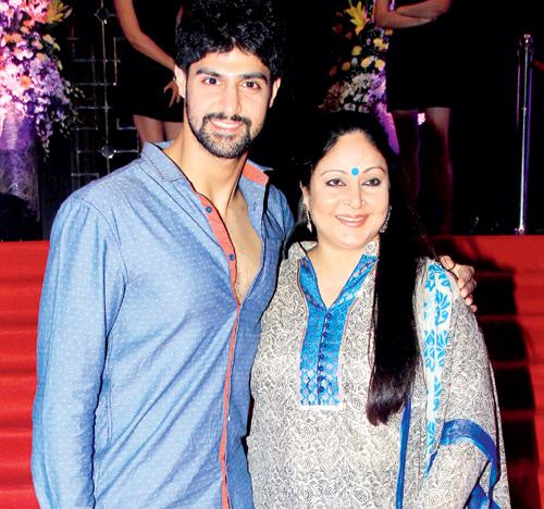 Tanuj Virwani with mom, Rati Agnihotri