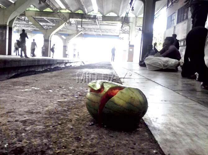 This humpty dumpty had a great fall at Sanpada railway station. Pic/Shakti Shetty