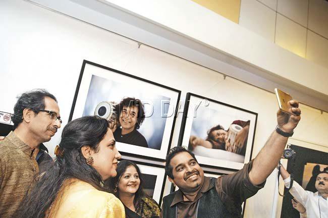Selfie with Shankar Mahadevan. Pics/Satyajit Desai