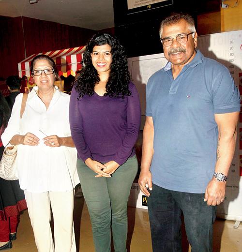 Sharat Saxena with wife Shobha and daughter Veera 