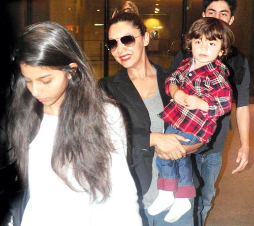 SRK’s daughter, Suhana with mom, Gauri and brother, AbRam 