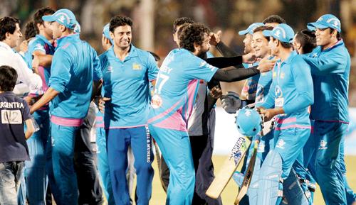 The Mumbai Heroes team in a jubilant mood after the victory 