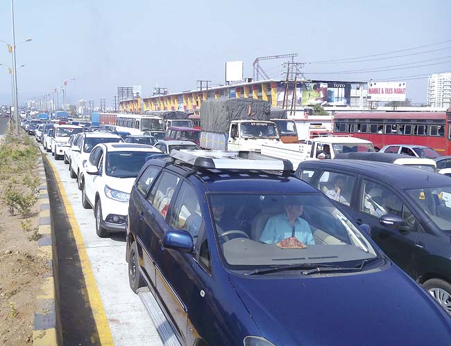 There was a traffic jam at the toll naka on Tuesday