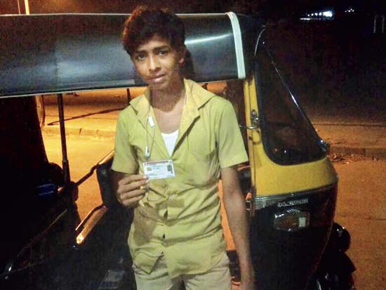 18-year-old Vinit Gohil returned to the passenger’s building and tracked down his flat number so he could return the forgotten shopping bag