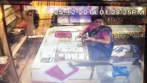 So swift and smooth is her escape that employees don’t realise the store has been robbed of Rs 1.5 lakh worth of gold ornaments