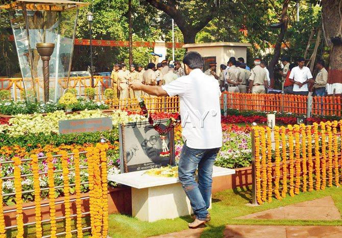 Shiv Sainiks pay homage to Bal Thackeray at the newly inaugurated memorial torch at Shivaji Park, on his birth anniversary on Friday. Pic/Datta Kumbhar