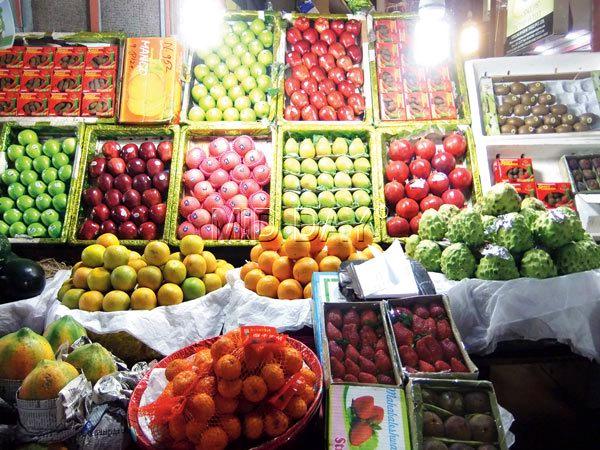 The markets overflow with seasonal fruits such as oranges, strawberries, pomegranates and more. Pics/Deepali Dhingra