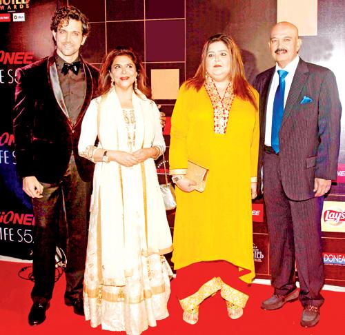 L-R): Hrithik Roshan with mom Pinky, sister Sunaina and dad Rakesh Roshan