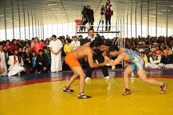 Baba Ramdev (left) and Sushil Kumar take part in a friendly clash. Pic courtesy Baba Ramdev’s Twitter account