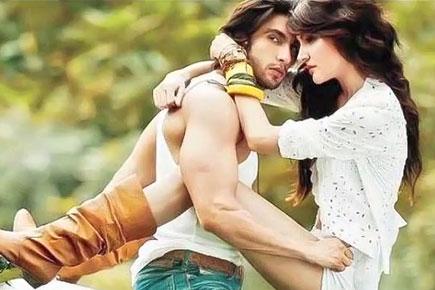 Ranveer, Anushka get intimate in 'Dil Dhadakne Do'