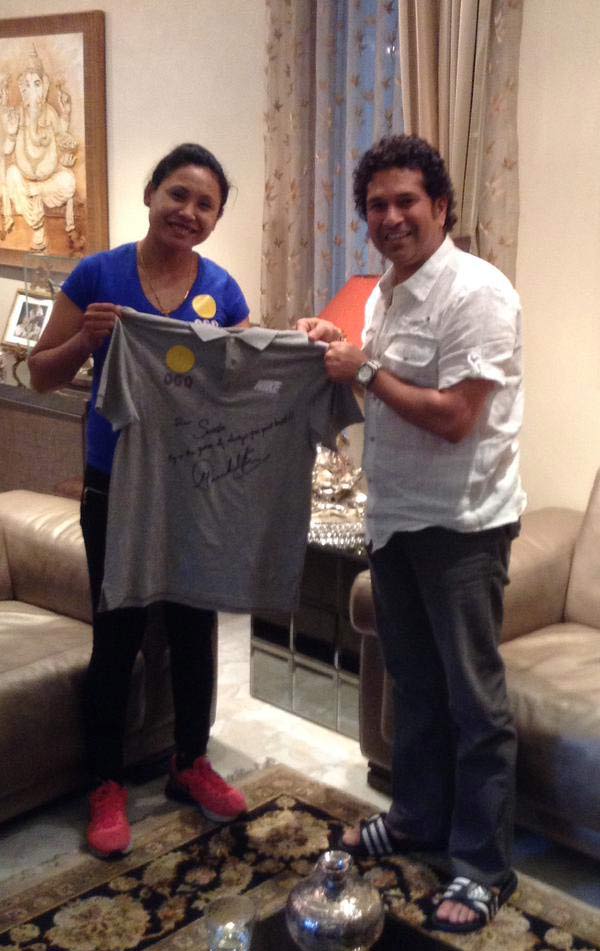 Sachin Tendulkar presents Sarita Devi with the autographed jersey