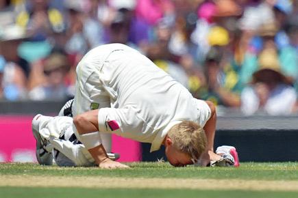 Sydney Test: Warner kisses ground as a touching tribute to Hughes