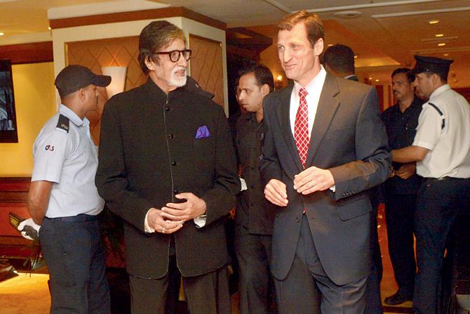 Amitabh Bachchan and US Consul General Thomas Vajda