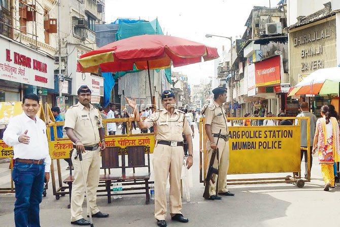 TAKING NO CHANCES: Police personnel stand guard at Zaveri Bazaar. Areas near major mosques in the city were made no-parking zones and were cleared of vehicles and hawkers. Pic/Suresh KK