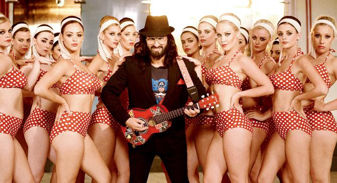 Saif Ali Khan with the background dancers in the Paaji tussi such a pussycat number from Happy Ending, which released earlier this year 